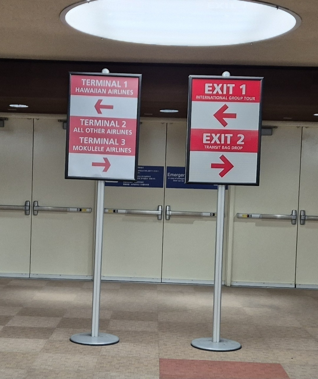 공항 내부 EXIT 1 표지의 왼쪽 화살표